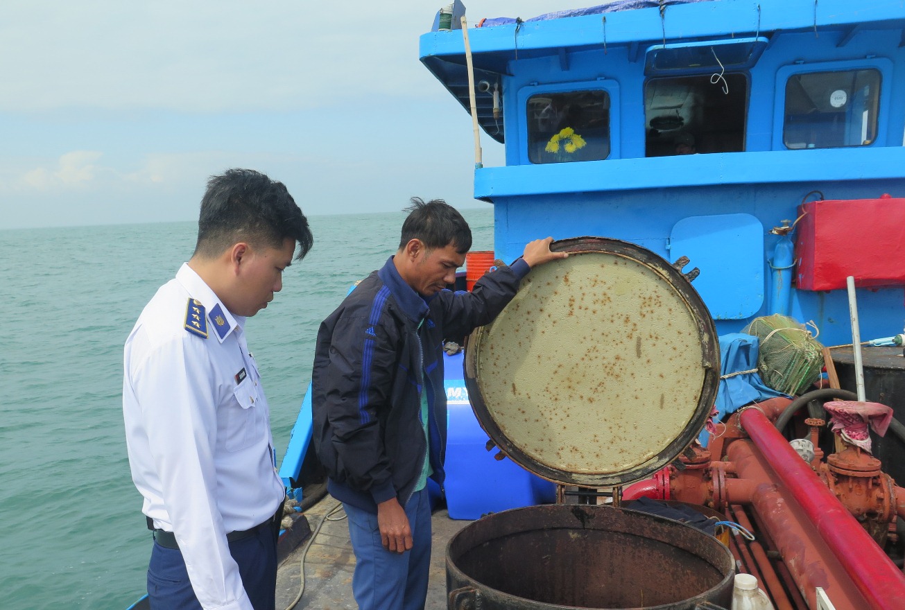 Vùng cảnh sát biển 2 bắt giữ tàu chờ dầu không có giấy tờ hợp pháp